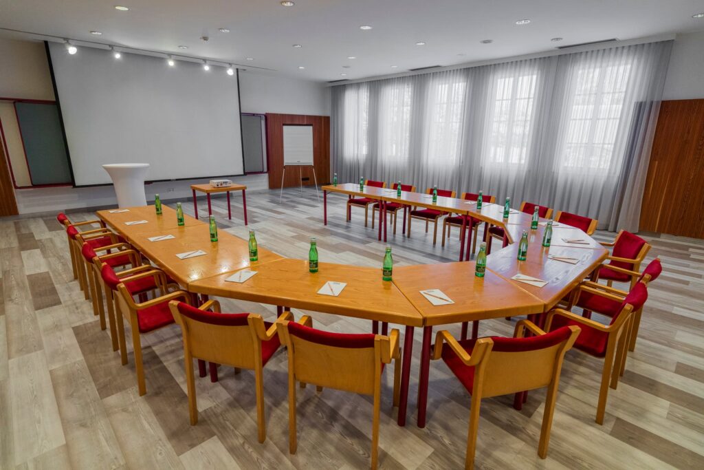 Seminarraum 1 - @TFD u. MOMENT c2023 www.mussil.eu SR1_20231201 SEMINARRÄUME @TFD u. MOMENT c2023 www.mussil.eu 004 2.2K (1)