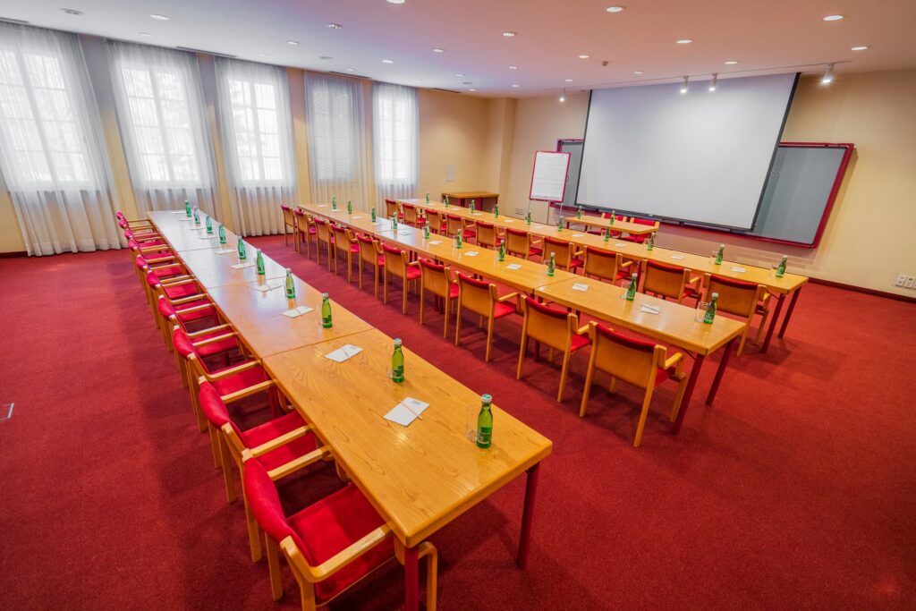 Seminarraum 5 - @TFD u. MOMENT c2023 www.mussil.eu SR5_20231201 SEMINARRÄUME @TFD u. MOMENT c2023 www.mussil.eu 006 2.2K (1)